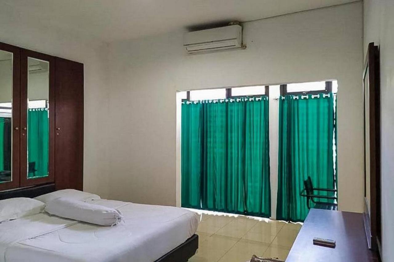 Graha Ht Sumantri Mitra Reddoorz Hotel ตาซิกมาลายา ภายนอก รูปภาพ